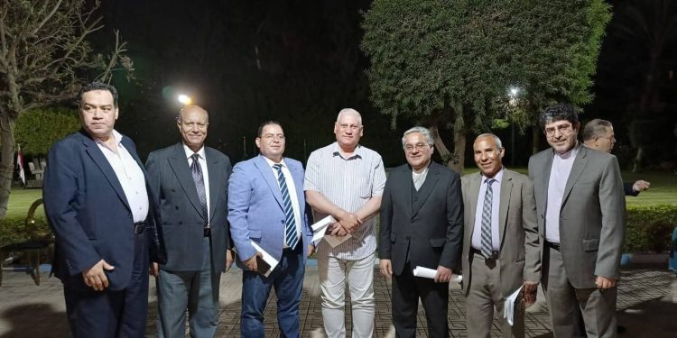 السفير الإيراني يتوسط المدعوين