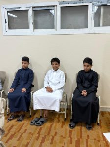 الطلاب يتابعون المحاضرة 