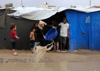 الأمطار الغزيرة تغرق خيام النازحين في غزة