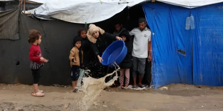 الأمطار الغزيرة تغرق خيام النازحين في غزة