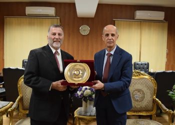 خبير أمريكي يزور جامعة بنى سويف