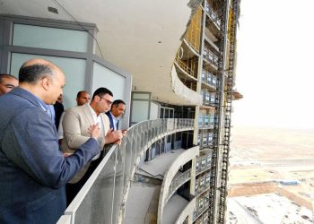 المهندس شريف الشربيني أثناء تفقده المشروعات بالعلمين الحديده
