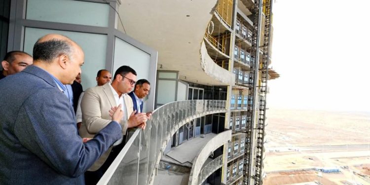 المهندس شريف الشربيني أثناء تفقده المشروعات بالعلمين الحديده