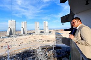 المهندس شريف الشربيني أثناء تفقده المشروعات بالعلمين الحديده