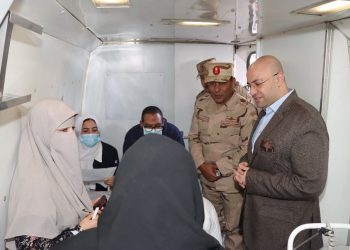 15 تخصص طبي .. محافظ بني سويف ورئيس أركان المنطقة العسكرية يتفقدان قافلة بني عدي