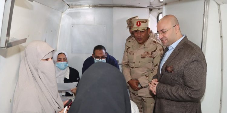 15 تخصص طبي .. محافظ بني سويف ورئيس أركان المنطقة العسكرية يتفقدان قافلة بني عدي