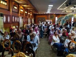 طلاب الجامعة يحضرون المؤتمر 