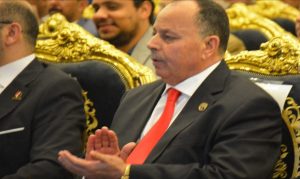 المهندس أحمد شكري يتابع كلمات المتحدثين بالمؤتمر 