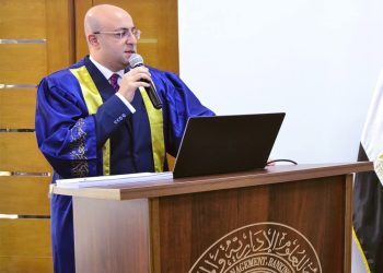 محافظ بني سويف أثناء مناقشة رسالة الدكتوراه المهنية