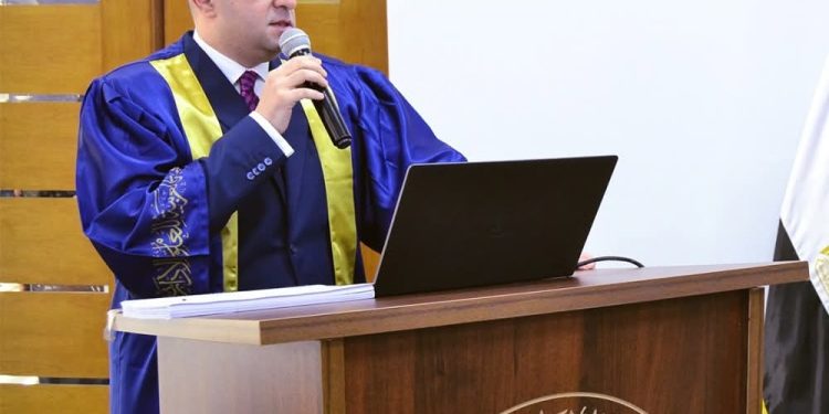 محافظ بني سويف أثناء مناقشة رسالة الدكتوراه المهنية