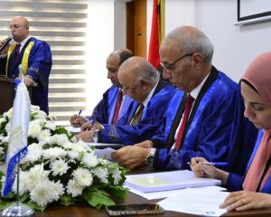 محافظ بني سويف أثناء مناقشة رسالة الدكتوراه المهنية 