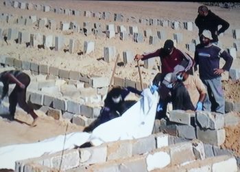 دفن الجثامين في مقابر جماعية بغزة