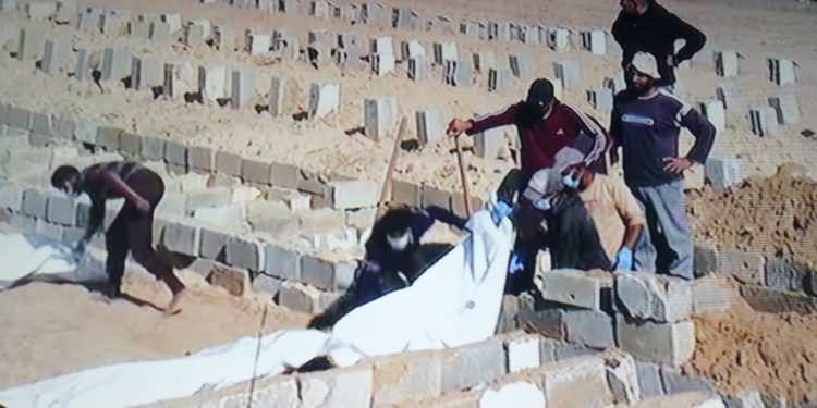 دفن الجثامين في مقابر جماعية بغزة