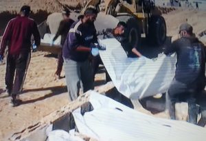 دفن الجثامين في مقابر جماعية بغزة 