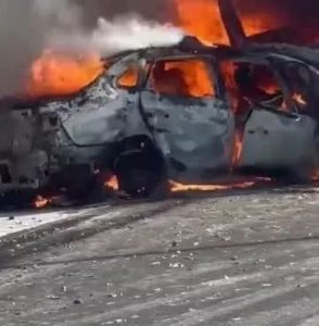 سيارة القضاة المحترقة أثناء الحادث 