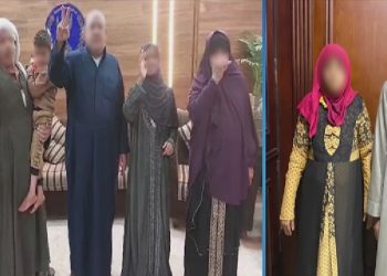 المتهمين على يمين الصورة والطفل برفقة أهله يسار الصورة