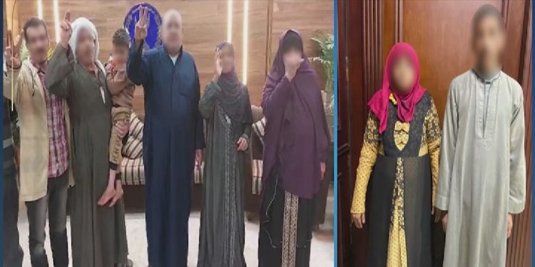 المتهمين على يمين الصورة والطفل برفقة أهله يسار الصورة