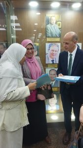 القائم بأعمال رئيس جامعة بني سويف يسلم الطالبة المقررات الدراسية 