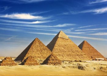 الحكومة المصرية تكشف عن مشروع كبير لتطوير السياحة حول الأهرامات 
