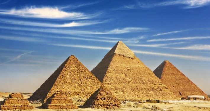 الحكومة المصرية تكشف عن مشروع كبير لتطوير السياحة حول الأهرامات 