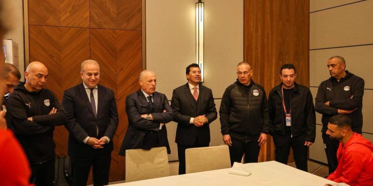 وزير الرياضة وأبو ريدة يهنئان منتخب مصر.