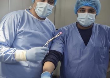 فريق طبي بمستشفى الواسطى ببنى سويف ينقذون حياة طفلة