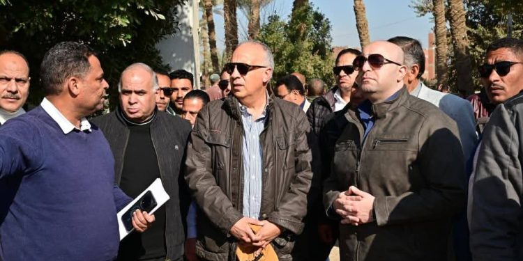 وزير الموارد المائية والري خلال جولته ببني سويف