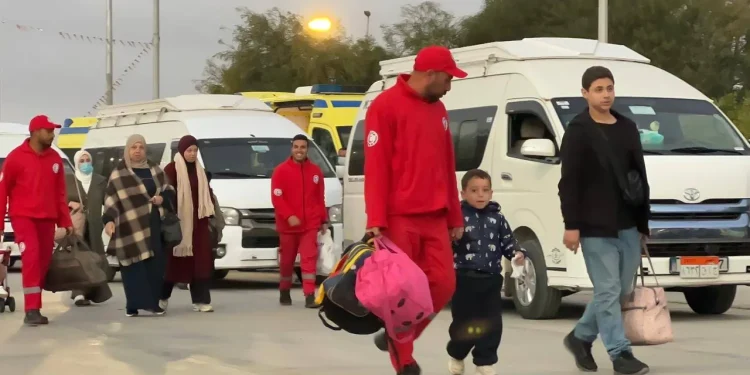 الفلسطينيين العائدين إلى غزة