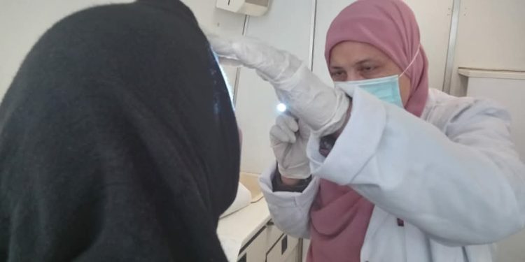 حياة كريمة .. فحص 1355 مريضا في قافلة مجانية ببني سويف.