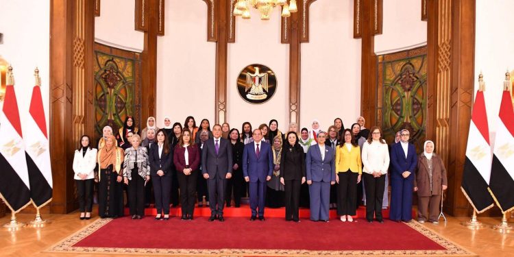 الرئيس السيسي يشارك في لقاء المرأة المصرية والام المثالية