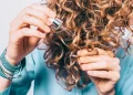 كيف تتخلصين من رائحة الشعر الكريهة؟ تجنبي هذه الأخطاء الشائعة