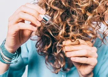 كيف تتخلصين من رائحة الشعر الكريهة؟ تجنبي هذه الأخطاء الشائعة