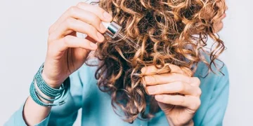 كيف تتخلصين من رائحة الشعر الكريهة؟ تجنبي هذه الأخطاء الشائعة