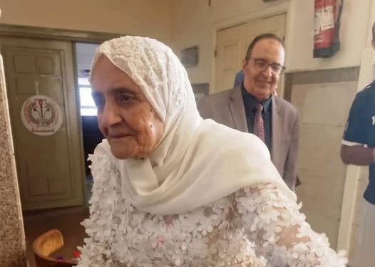 جامعة المنصورة تمنح الدكتوراه لسيدة 83 عاماً